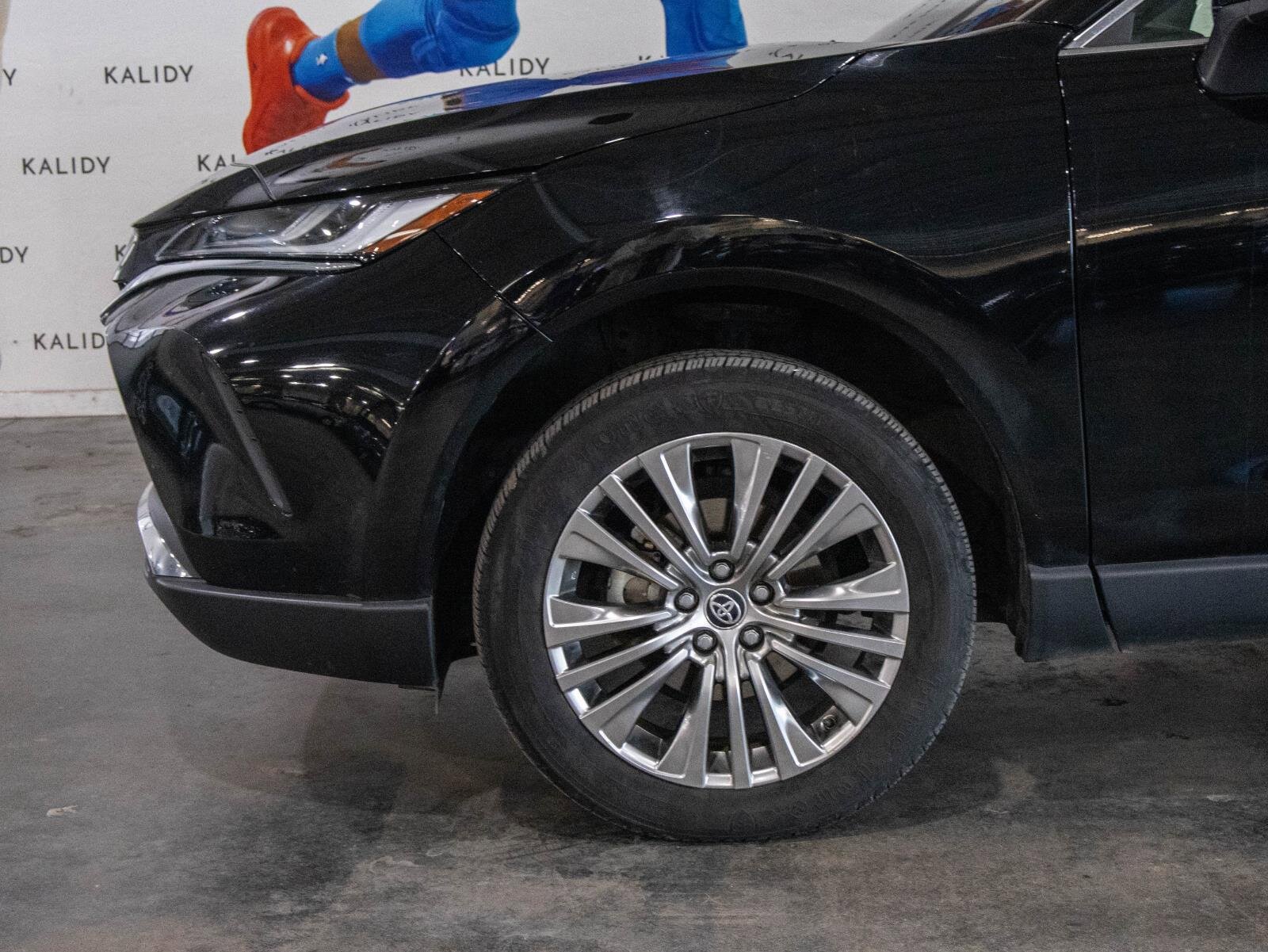 Used 2023 Toyota Venza XLE image 15