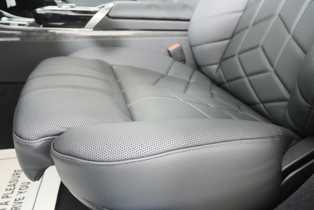 Used 2026 BMW i7 eDrive50 w/ M Sport Package RWD image 9