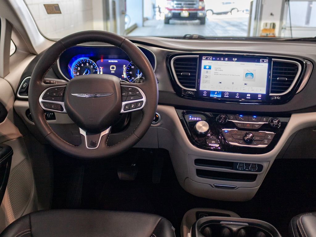 Certified 2024 Chrysler Pacifica Touring-L image 13