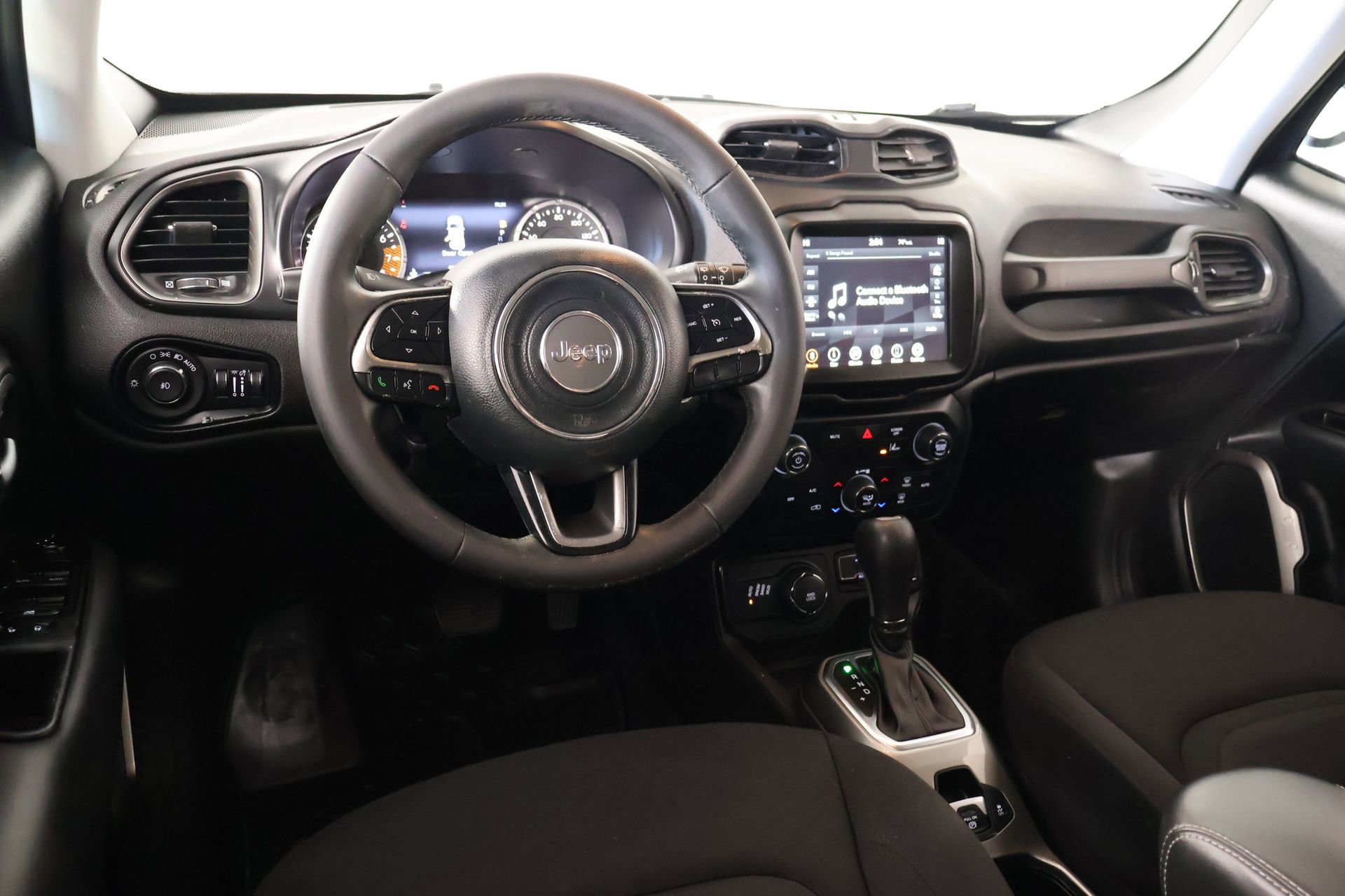 Used 2022 Jeep Renegade Latitude AWD/4WD image 2