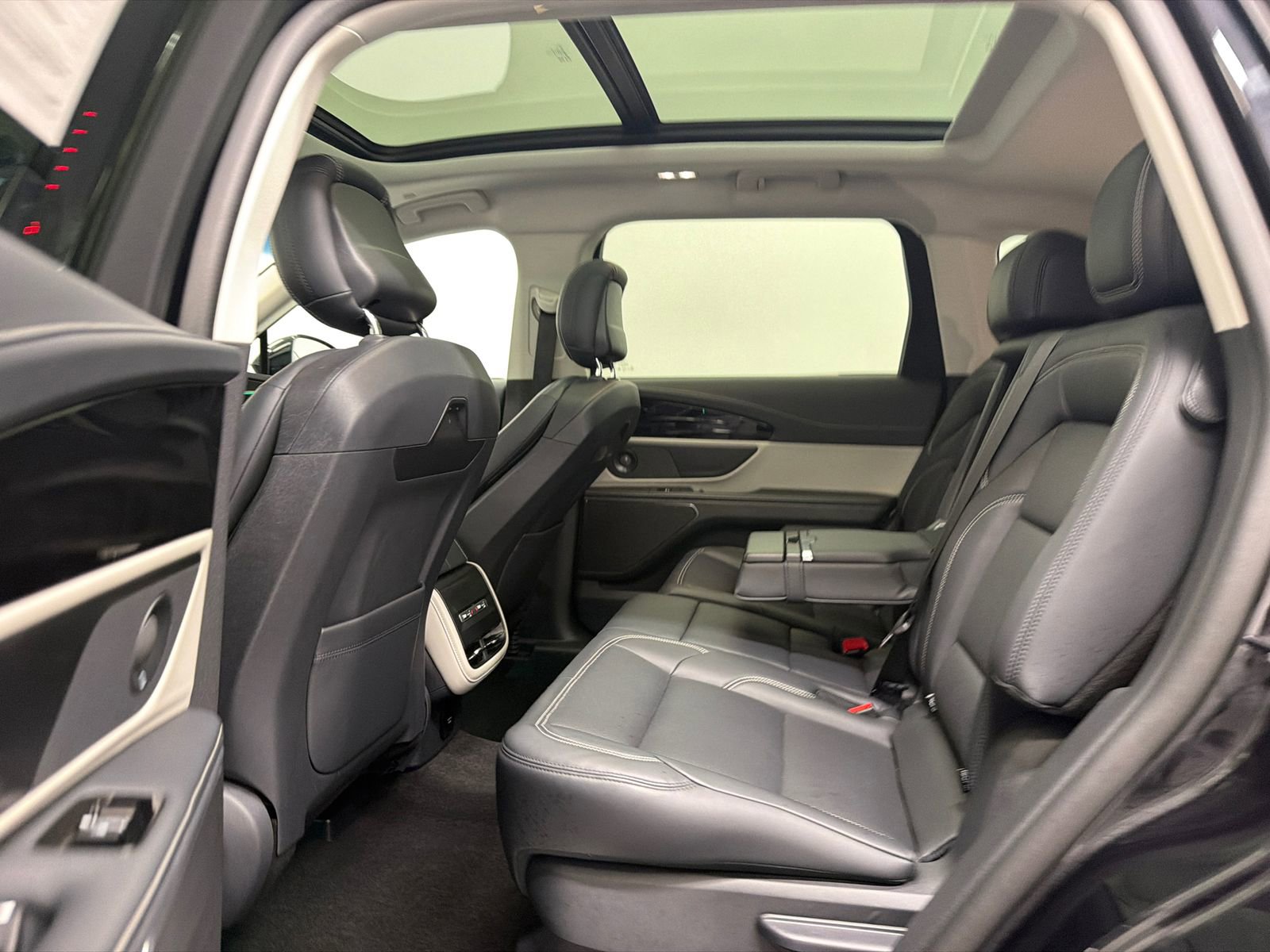 Used 2024 Lincoln Nautilus Premier w/ Equipment Group 102A image 18