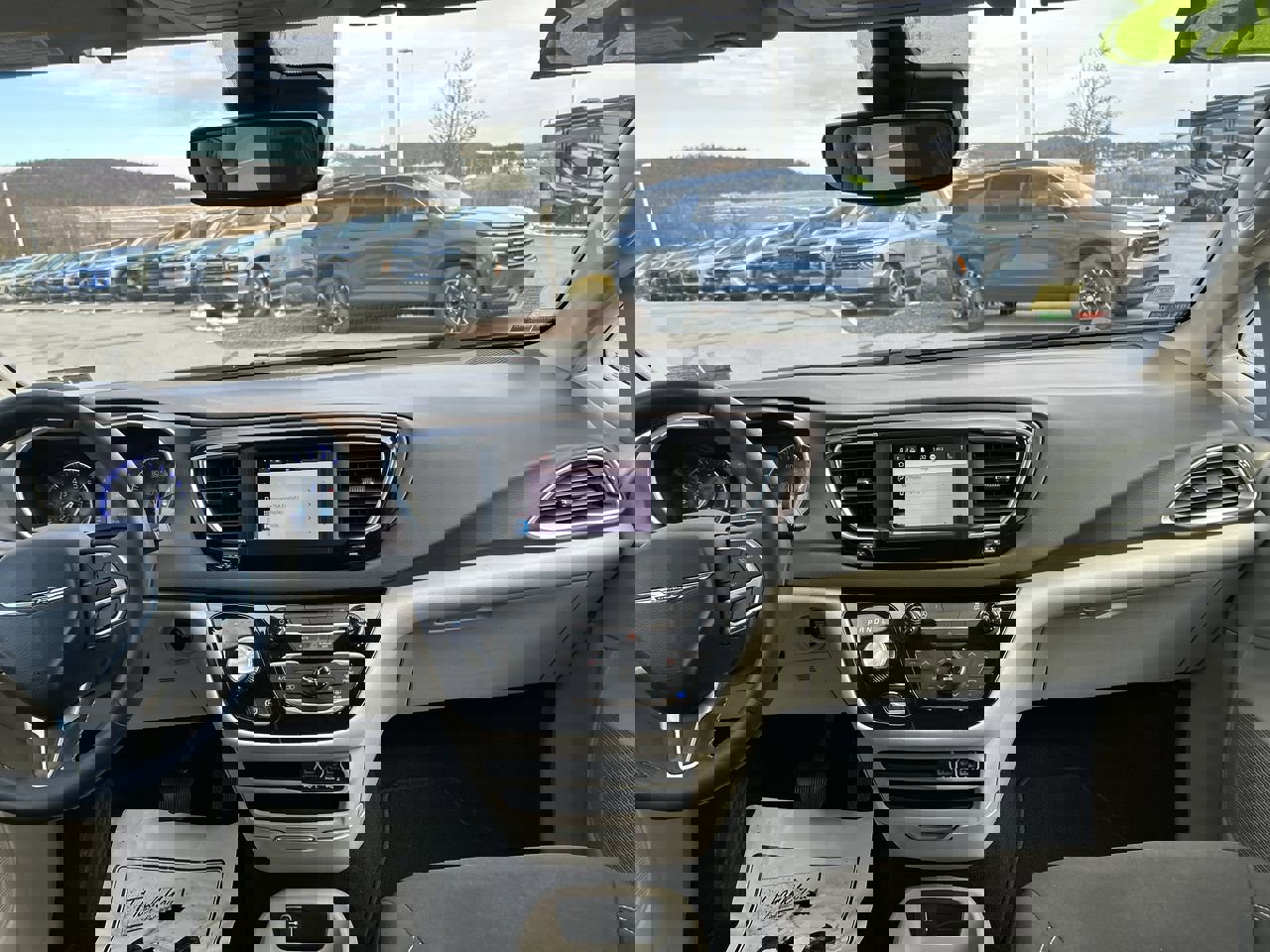 Used 2023 Chrysler Voyager LX image 15