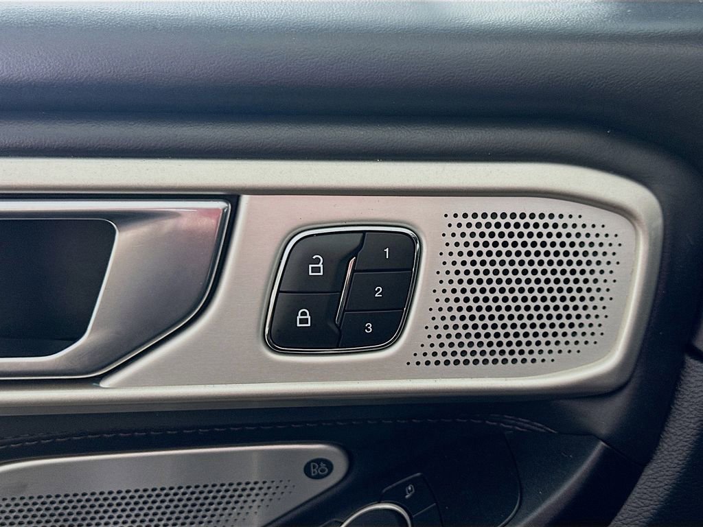 Used 2020 Ford Explorer Platinum w/ Premium Technology Package image 39