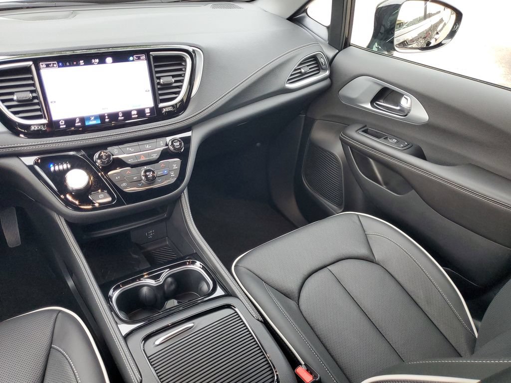 Used 2026 Chrysler Pacifica Limited w/ S Appearance Package FWD image 15