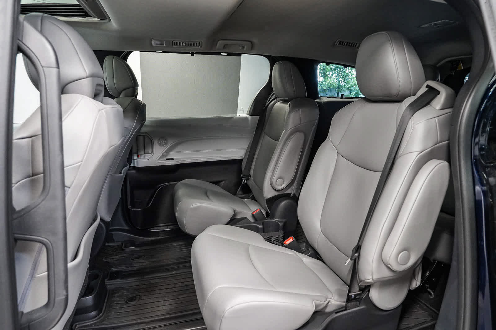 Used 2026 Toyota Sienna XLE FWD image 19