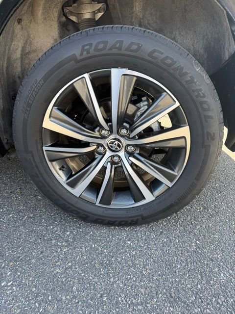 Certified 2022 Toyota Venza LE image 12