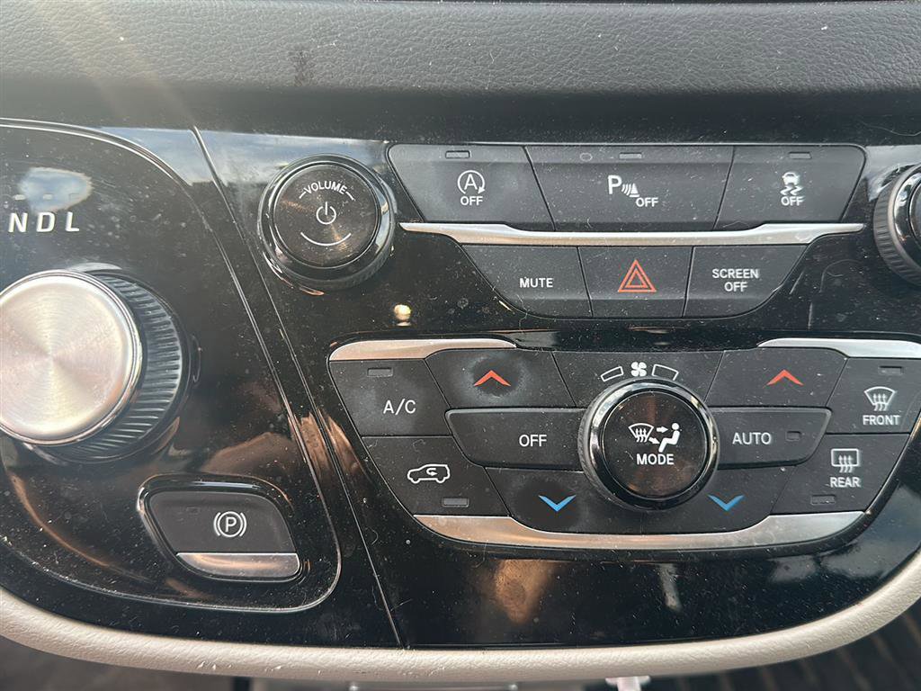 Used 2018 Chrysler Pacifica Touring Plus w/ Tire & Wheel Group image 12