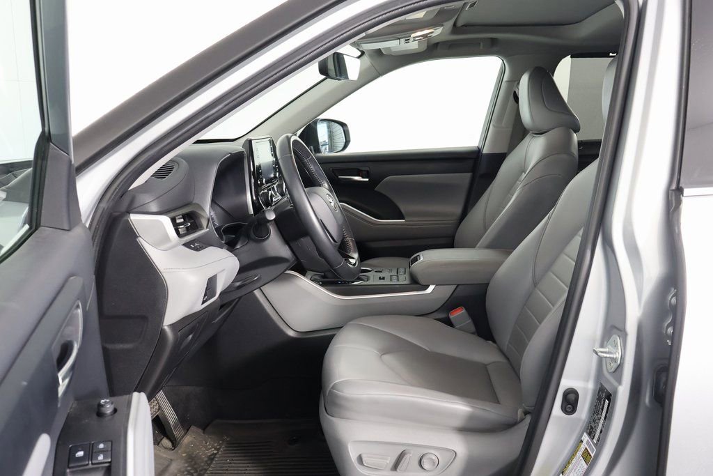 Used 2021 Toyota Highlander XLE image 8