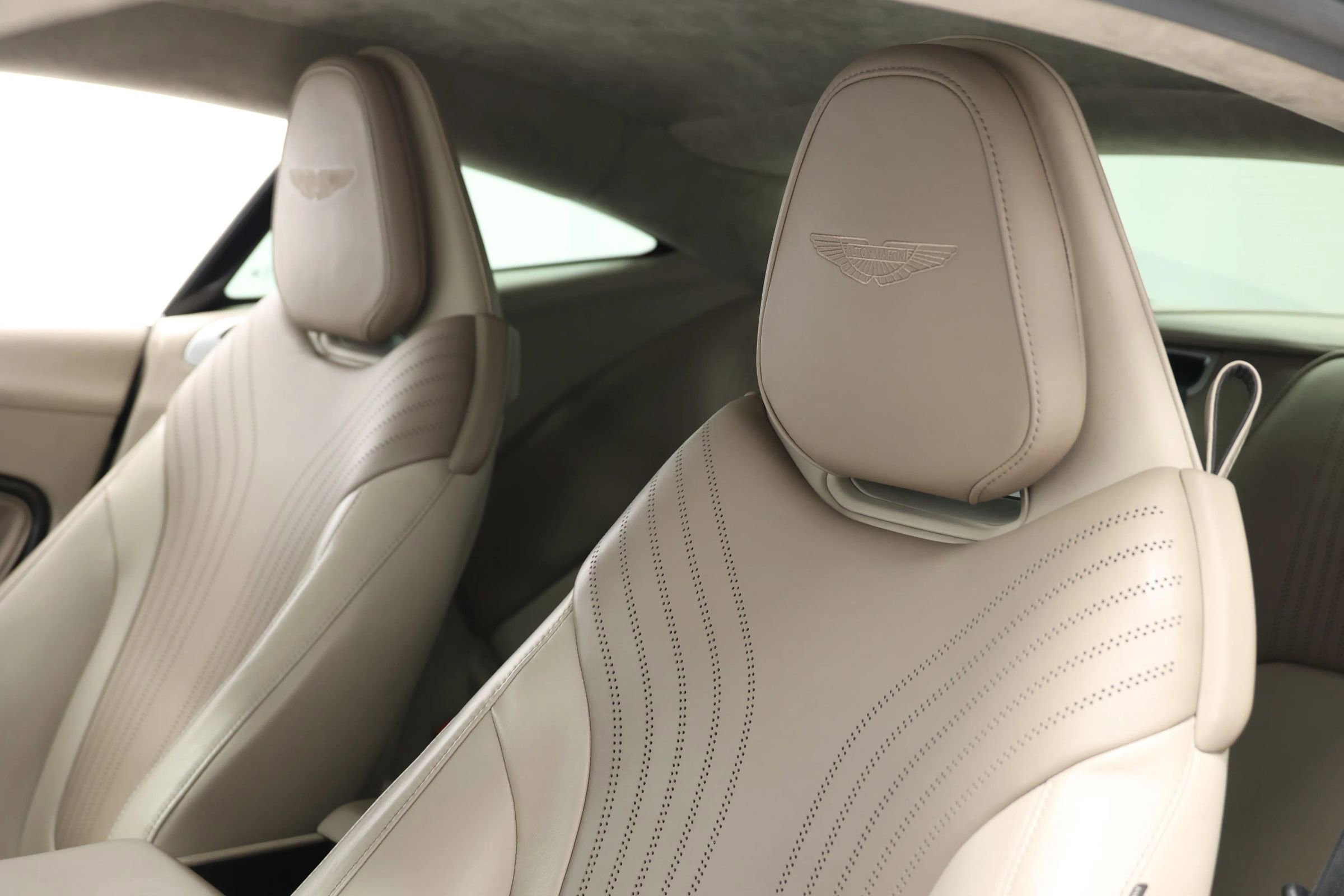 Used 2018 Aston Martin DB11 Coupe image 18