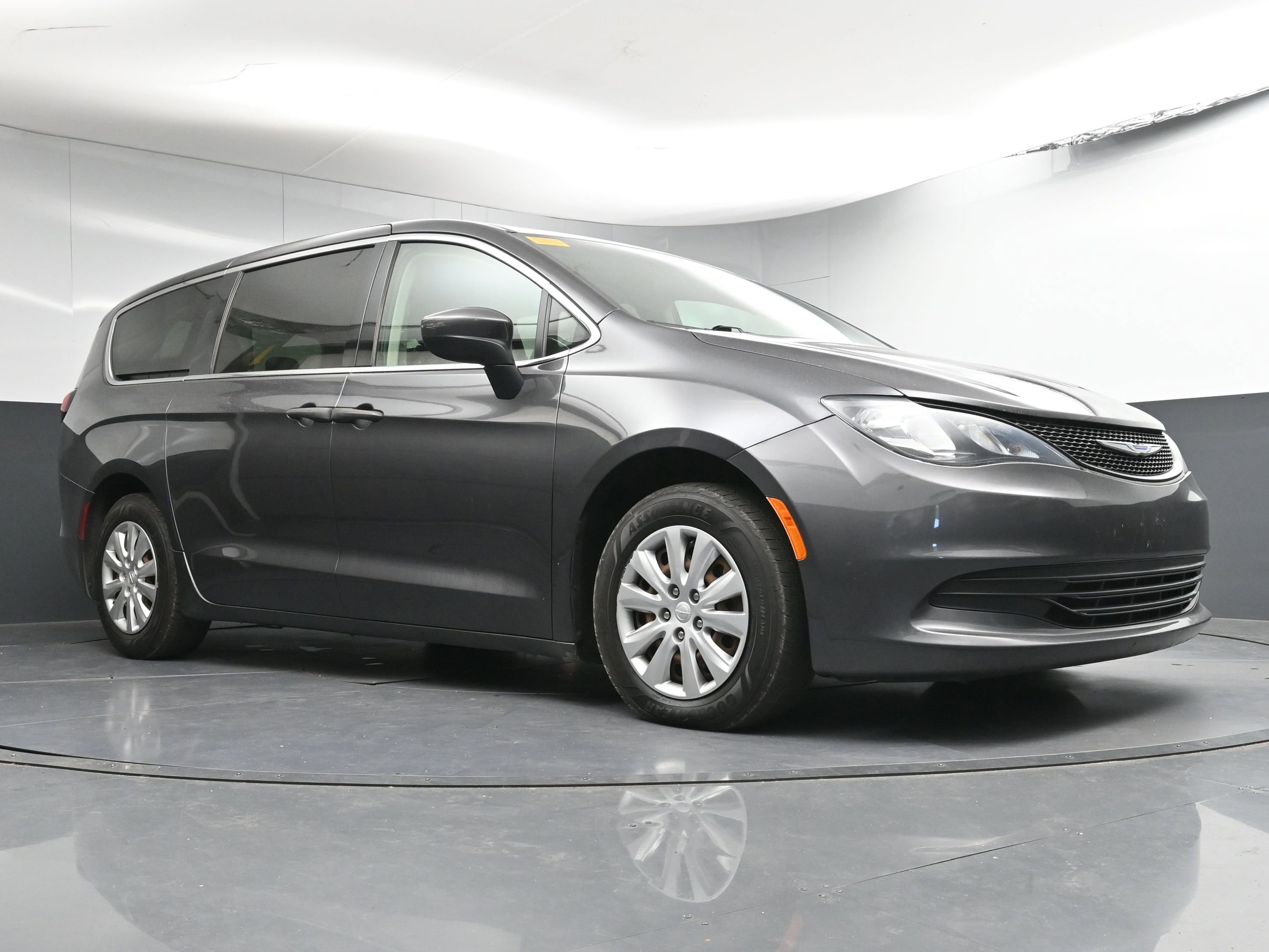 Used 2020 Chrysler Voyager L image 23