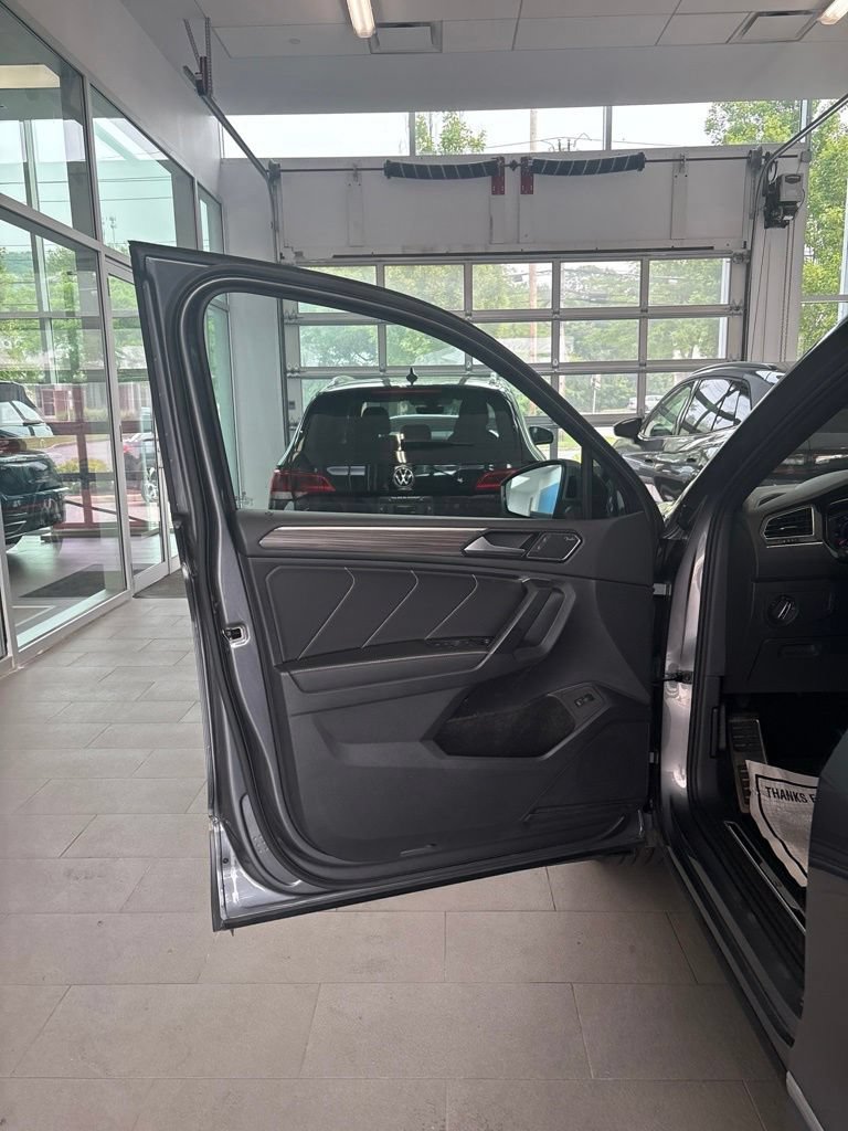 Used 2023 Volkswagen Tiguan SEL R-Line AWD/4WD image 17