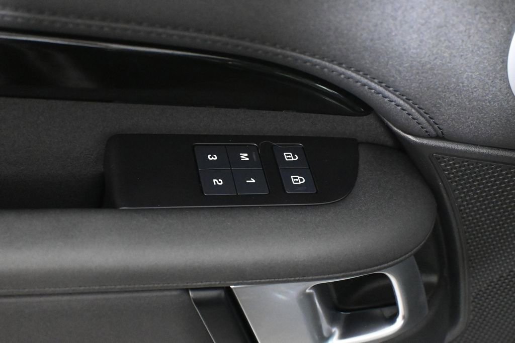 Used 2024 Land Rover Discovery S AWD/4WD image 29