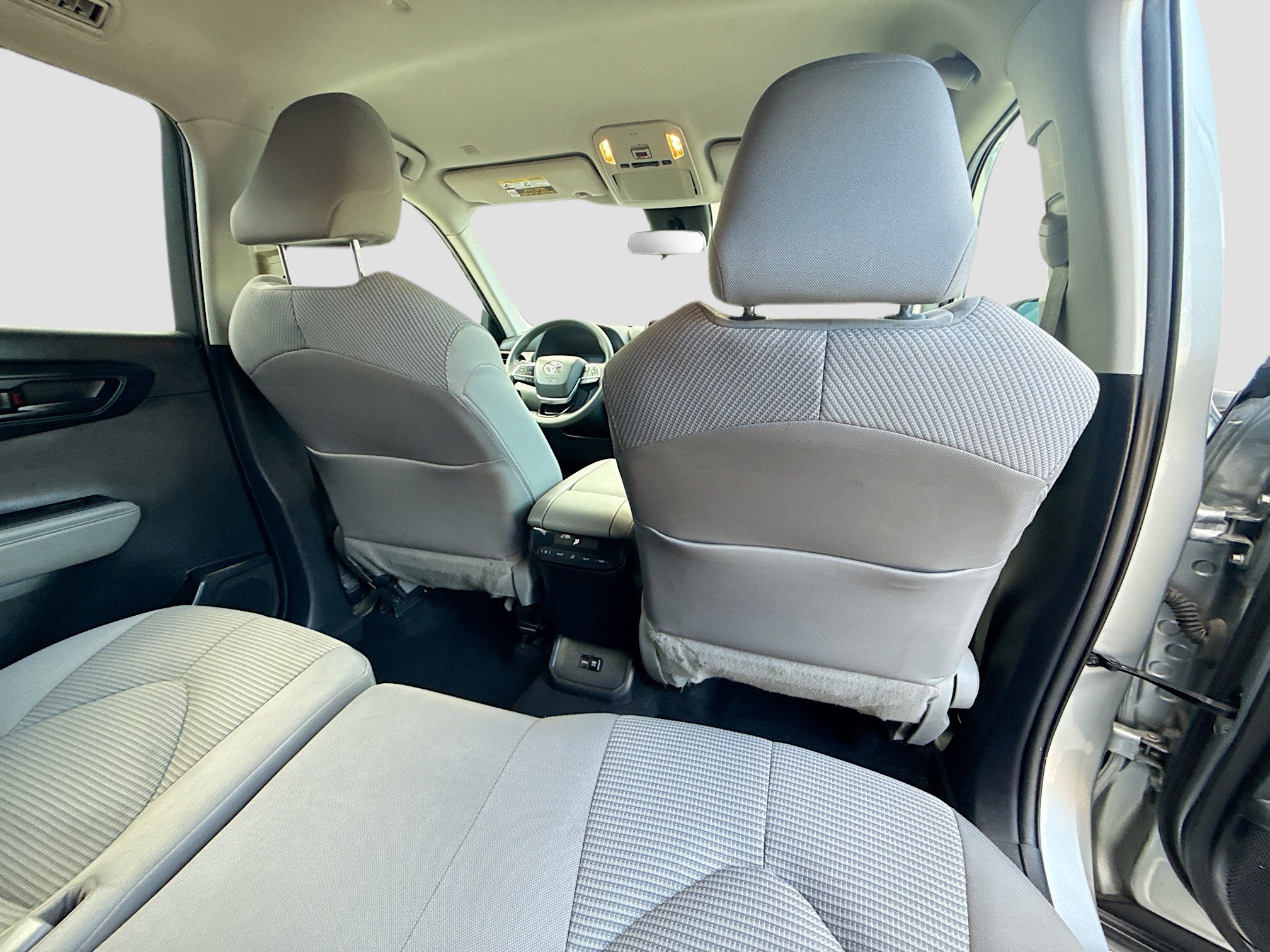 Used 2020 Toyota Highlander L FWD image 28