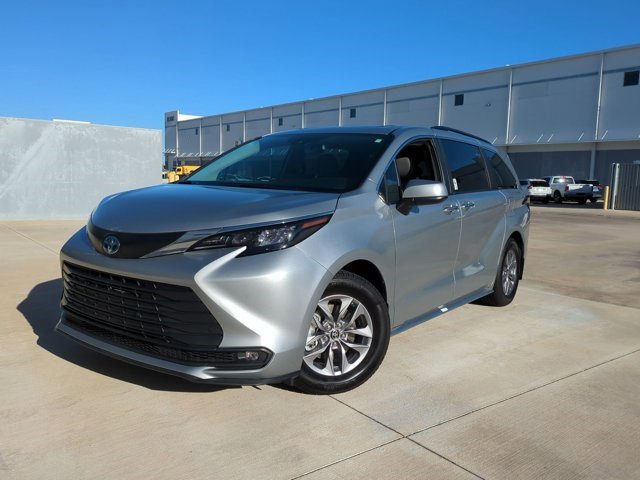 Used 2025 Toyota Sienna XLE image 1