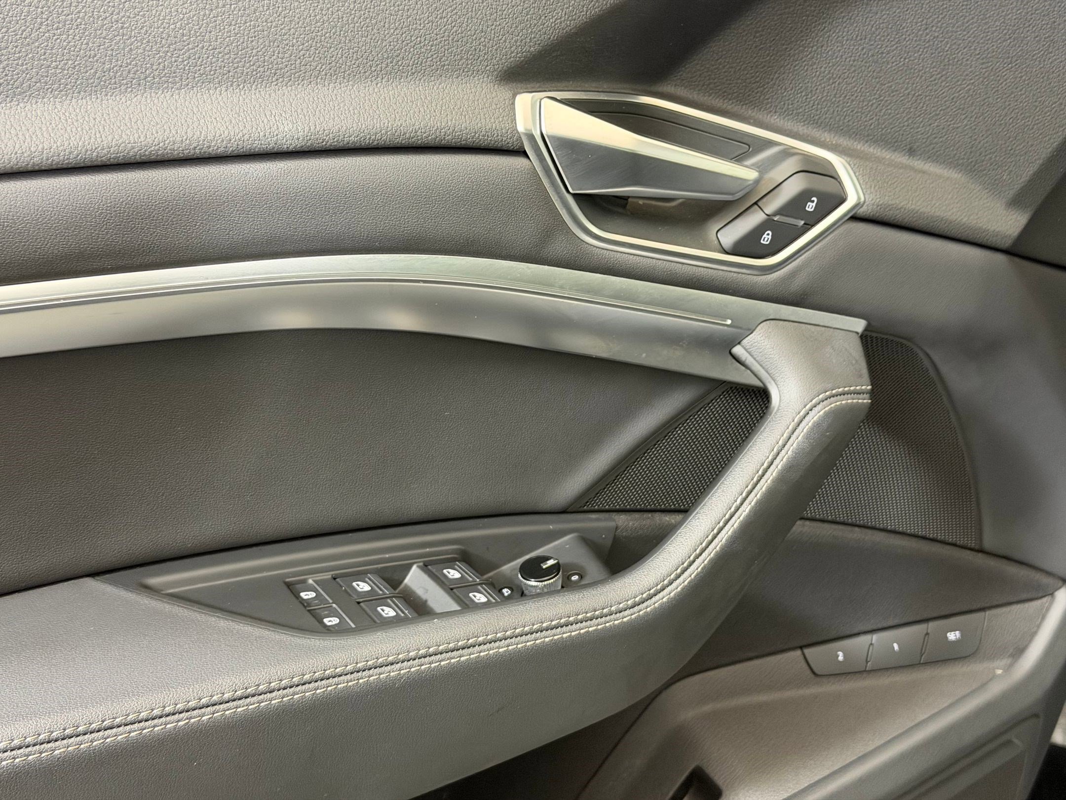 Used 2022 Audi e-tron Premium w/ Convenience Plus Package image 13