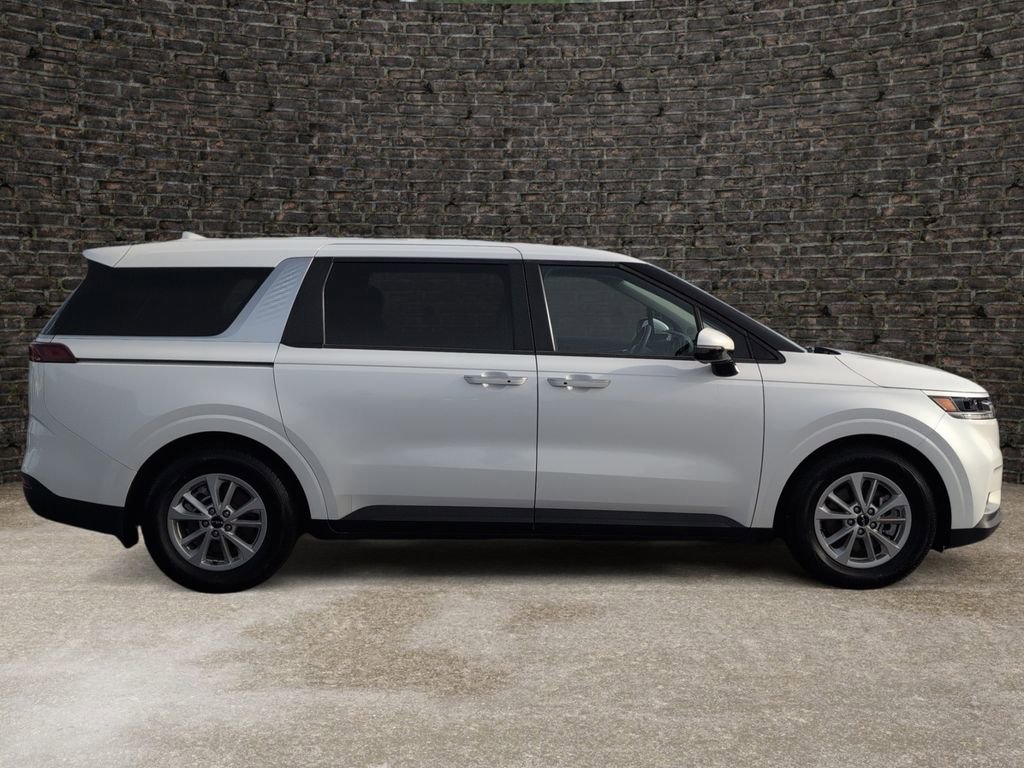 Used 2024 Kia Carnival LX image 3