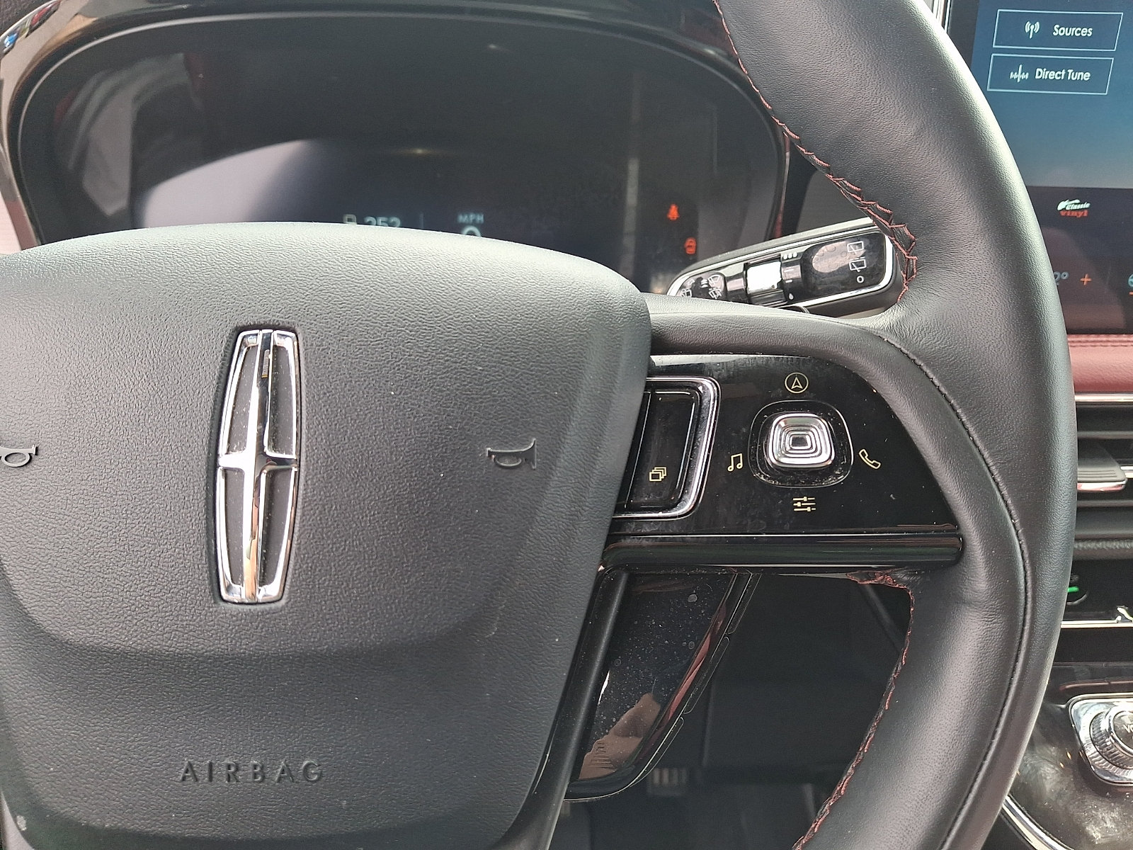 Certified 2025 Lincoln Corsair Reserve w/ Rear Removable Package Tray AWD/4WD image 23