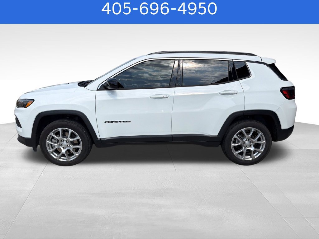 Used 2024 Jeep Compass Latitude AWD/4WD image 2