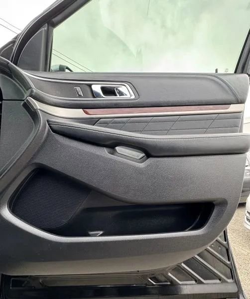 Used 2018 Ford Explorer Platinum image 23