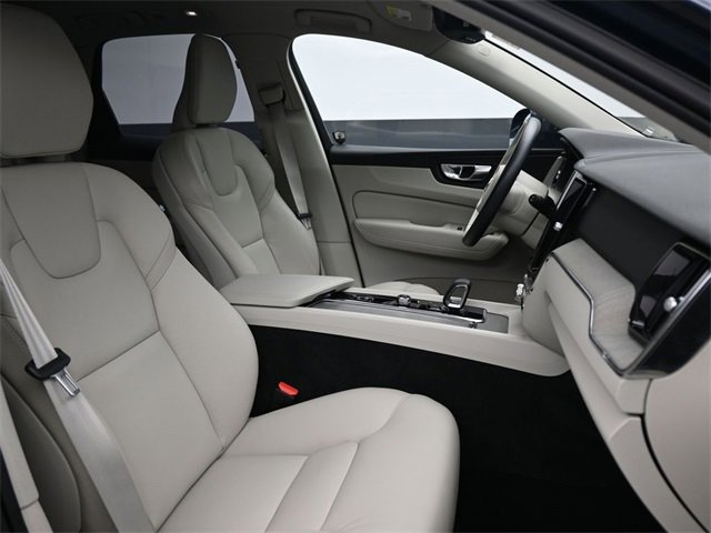 Used 2023 Volvo XC60 B5 Plus image 14