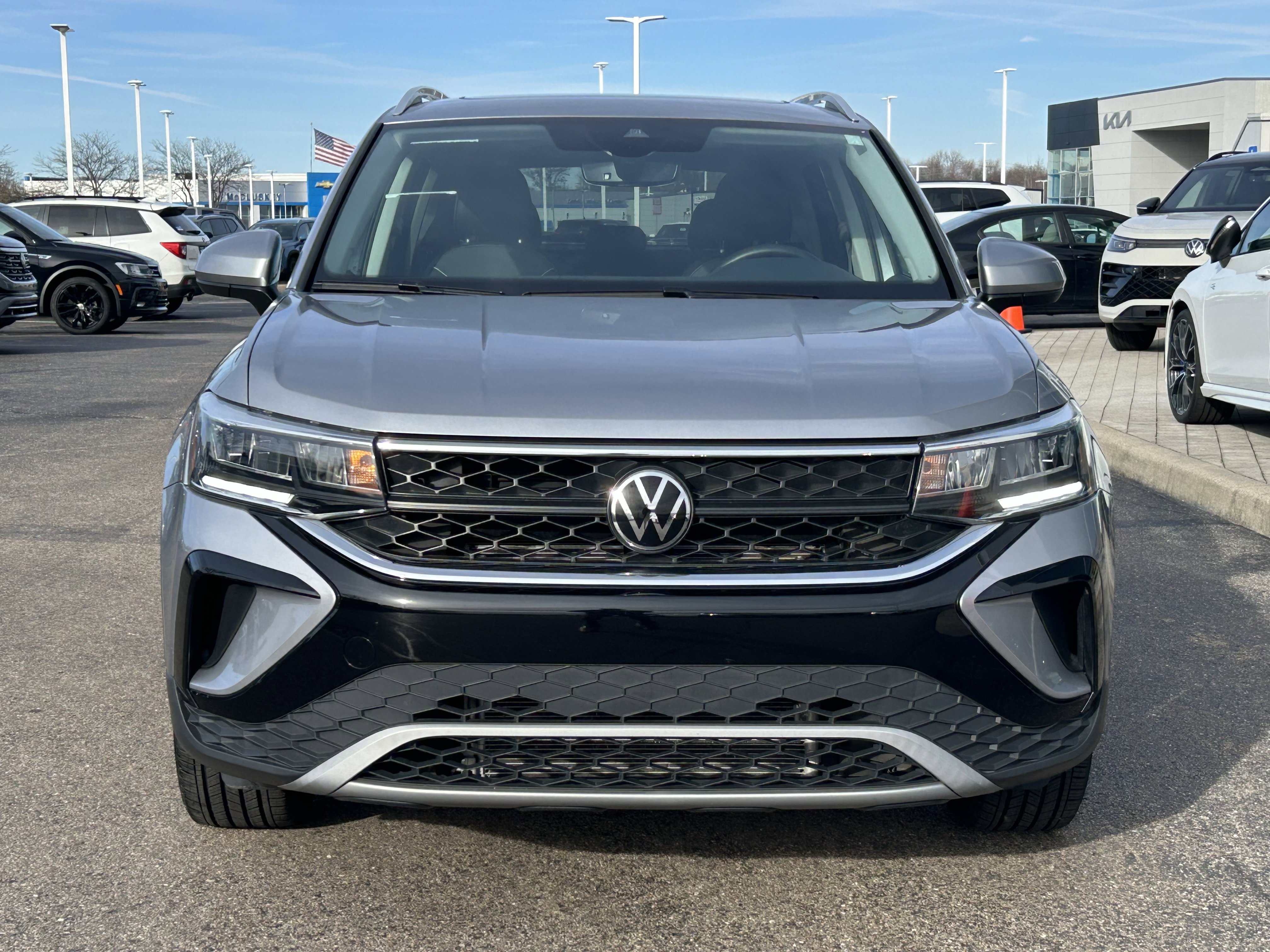 Certified 2023 Volkswagen Taos SE w/ Panoramic Sunroof Package image 2