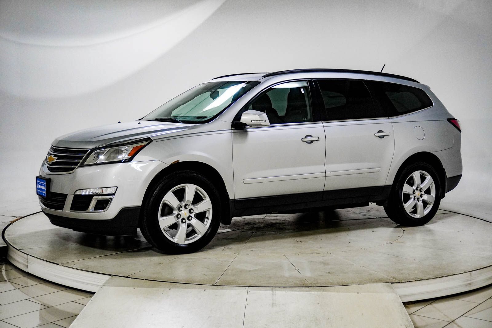 Used 2017 Chevrolet Traverse LT w/ Style and Technology Package AWD/4WD image 3