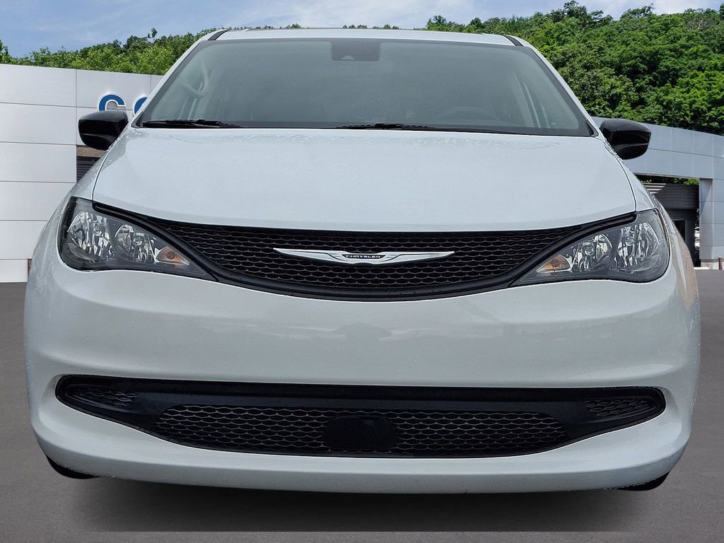 Used 2024 Chrysler Voyager LX image 2
