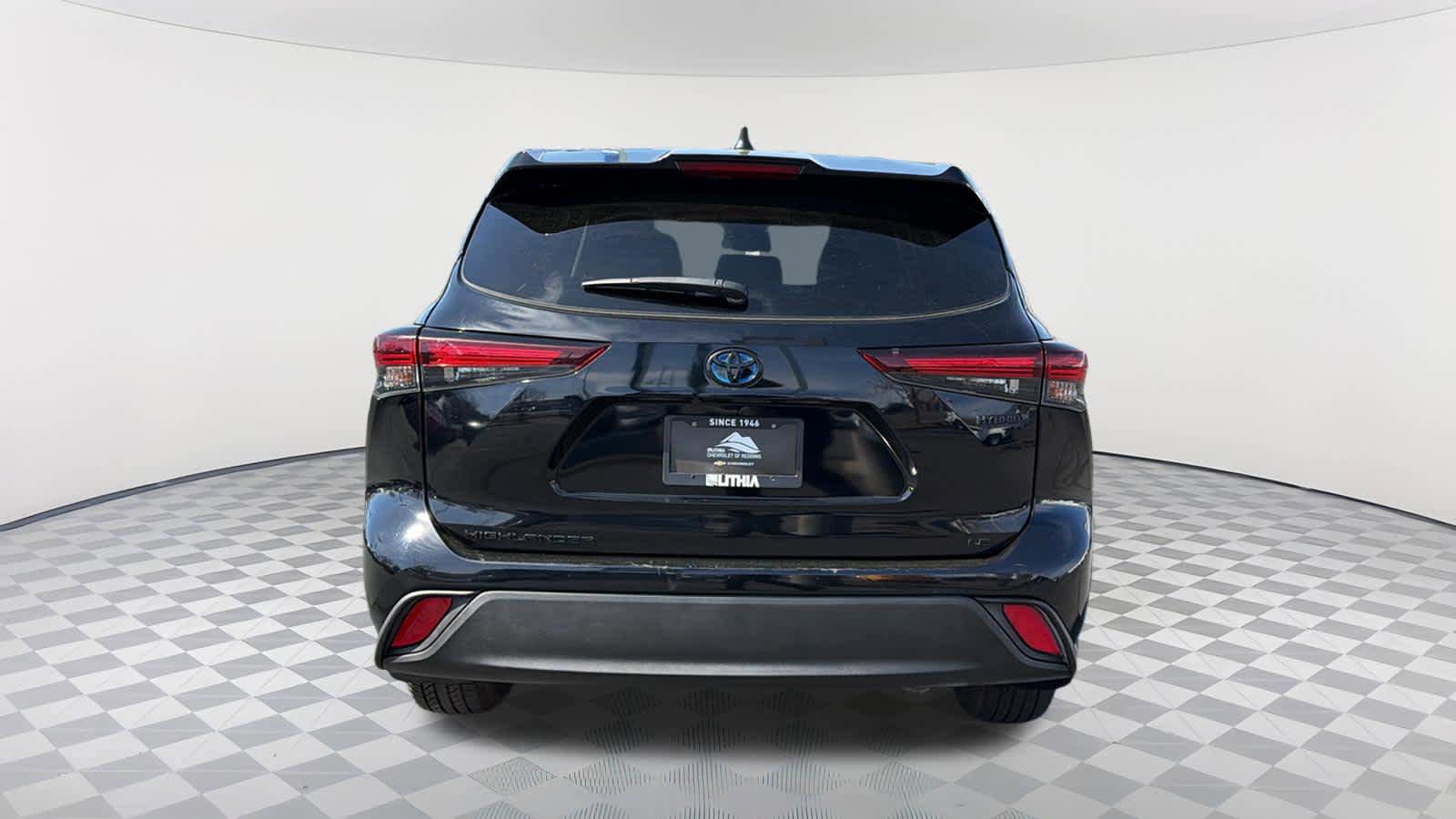 Used 2024 Toyota Highlander LE image 6