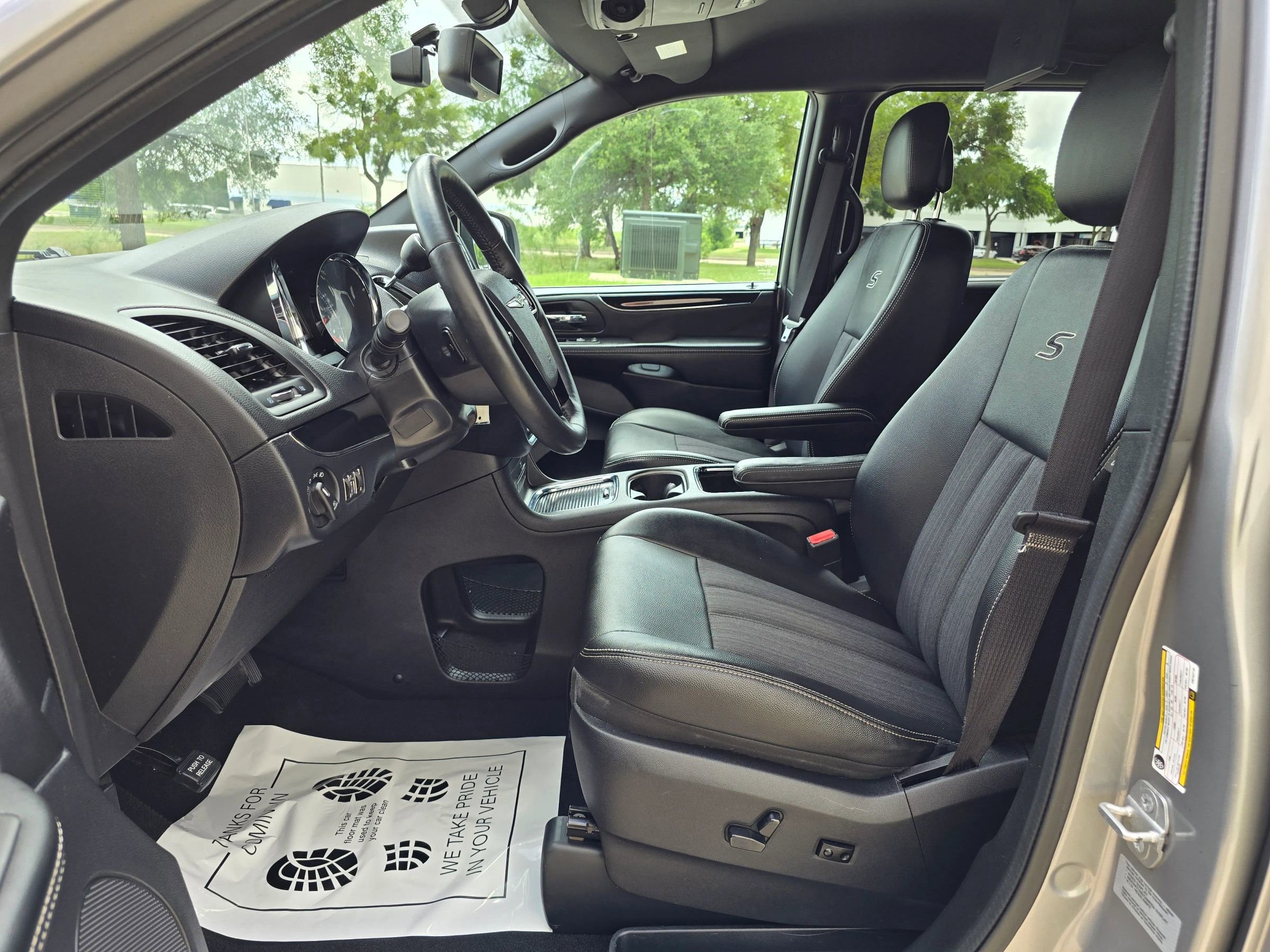 Used 2015 Chrysler Town & Country S w/ Driver Convenience Group FWD image 25
