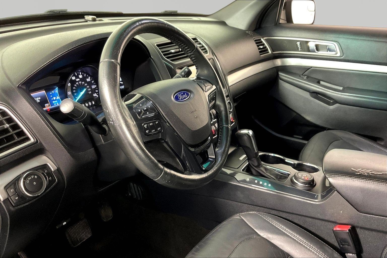Used 2016 Ford Explorer XLT w/ Equipment Group 202A image 17