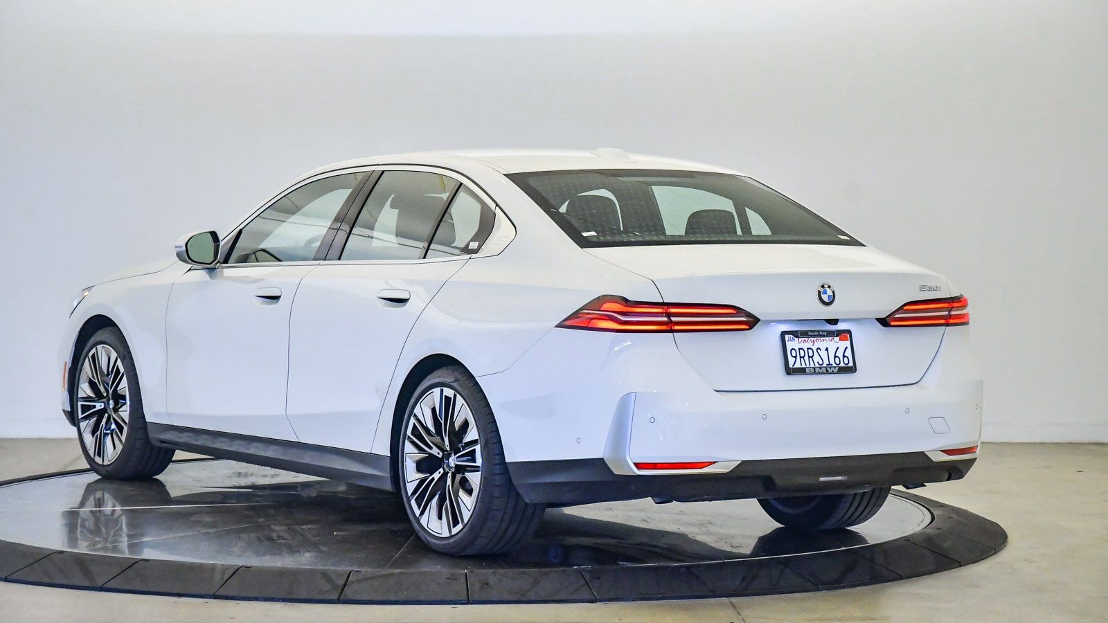 Used 2025 BMW 530i image 2