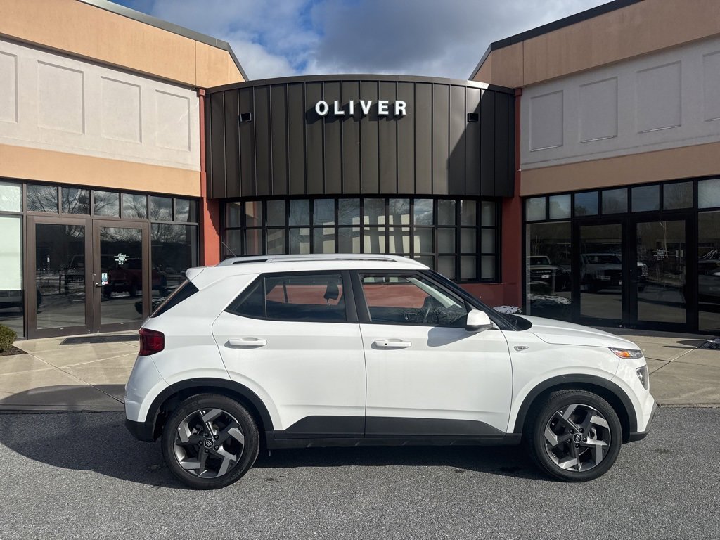 Used 2025 Hyundai Venue SEL image 8