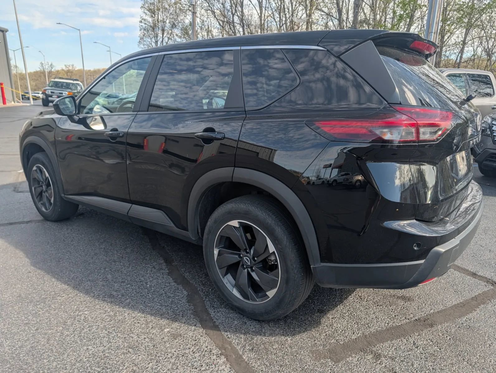 Used 2025 Nissan Rogue SV image 2