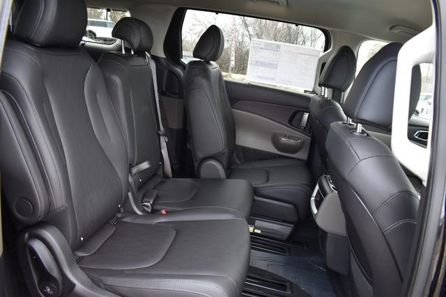 New 2026 Kia Carnival EX FWD image 16