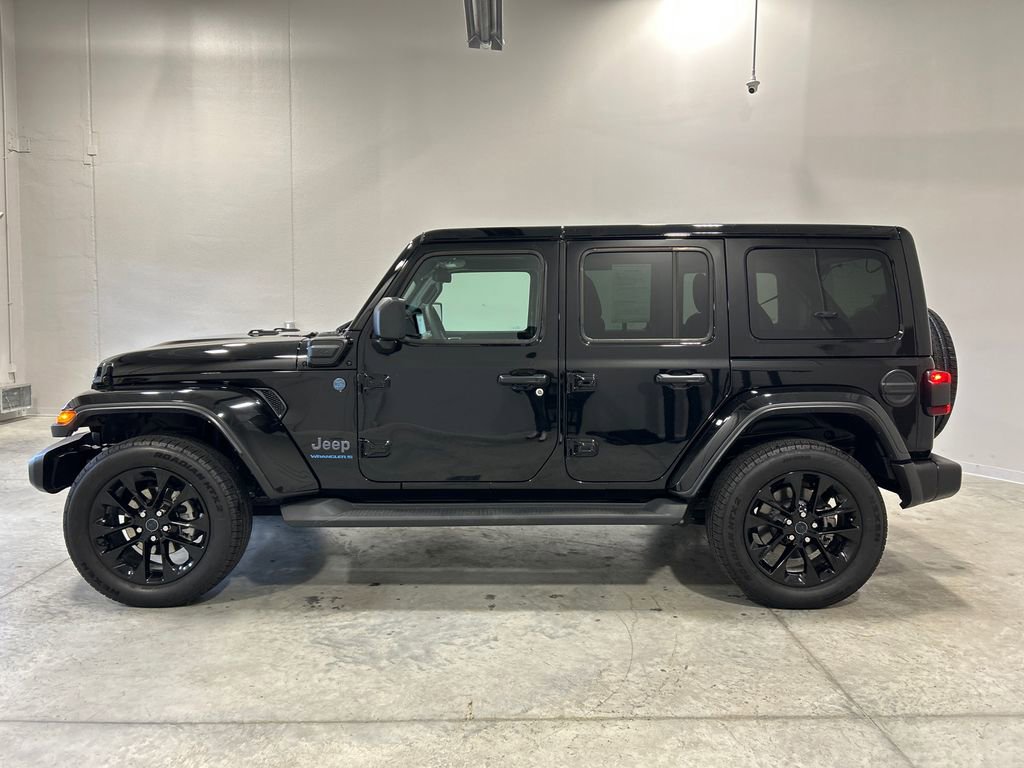 Used 2025 Jeep Wrangler Sahara 4xe image 9
