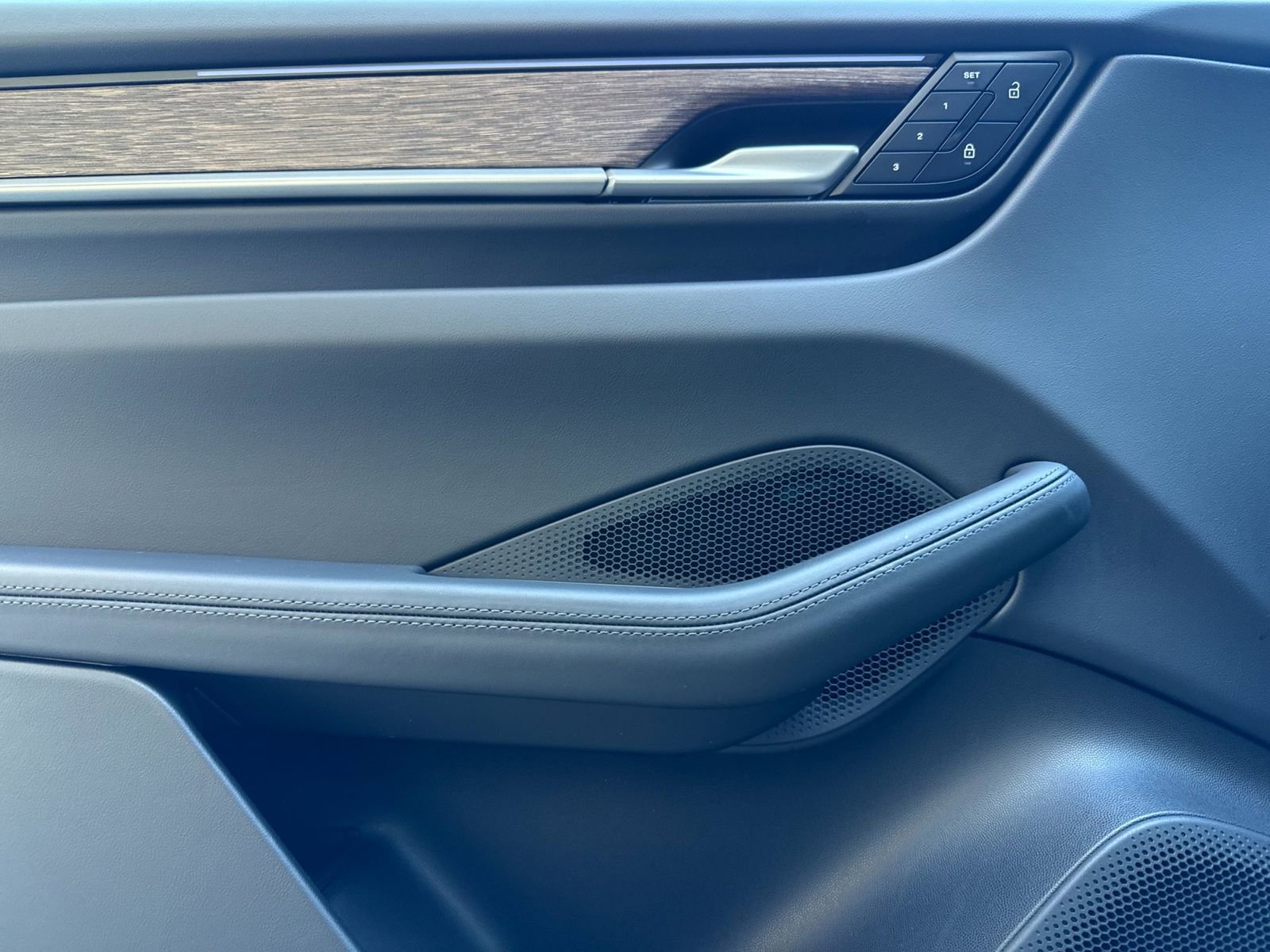 Used 2025 Porsche Macan 4 Electric image 12