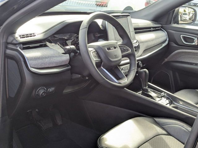 Used 2025 Jeep Compass Latitude image 14