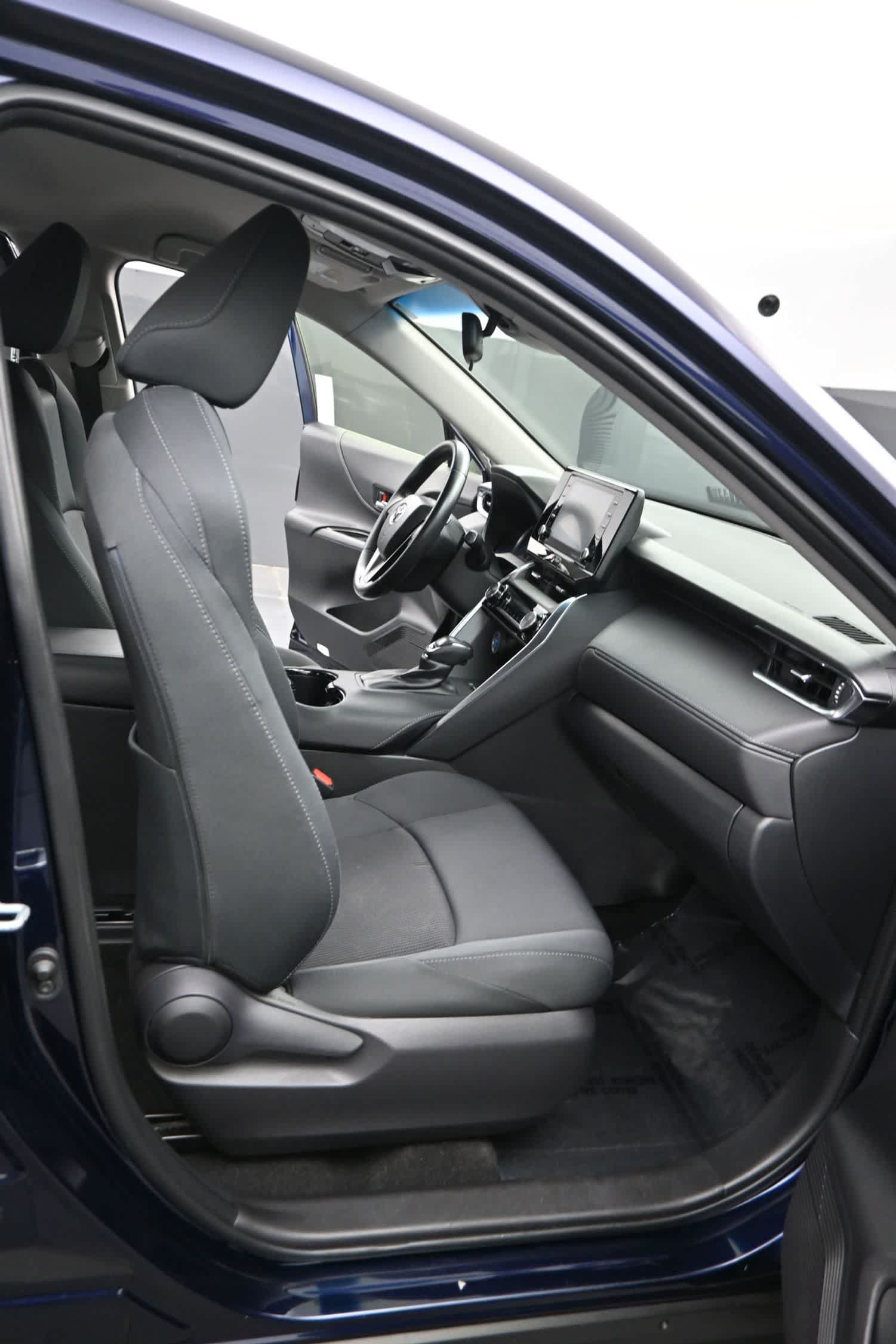 Used 2021 Toyota Venza LE AWD/4WD image 17