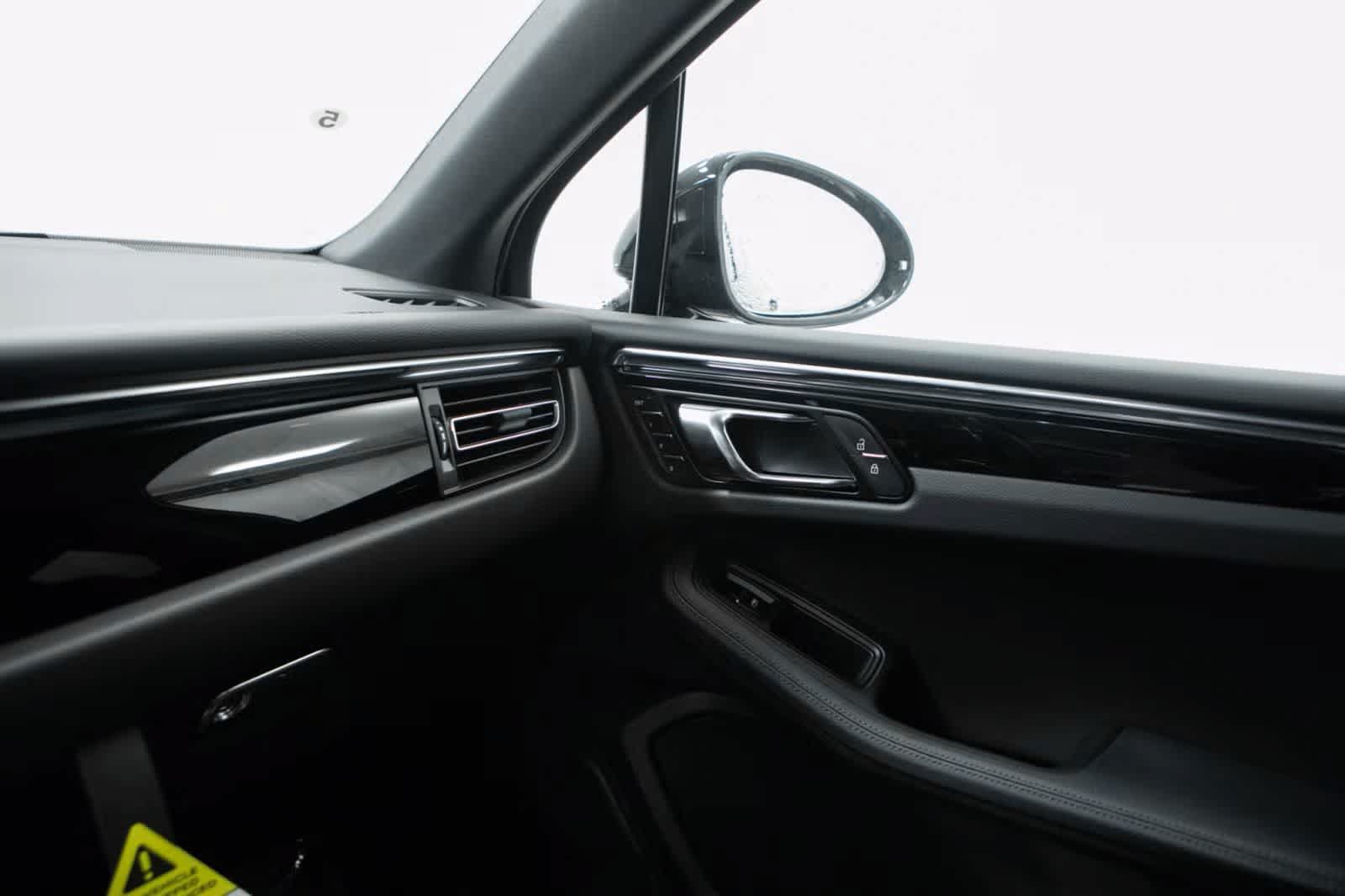Certified 2026 Porsche Macan AWD/4WD image 30