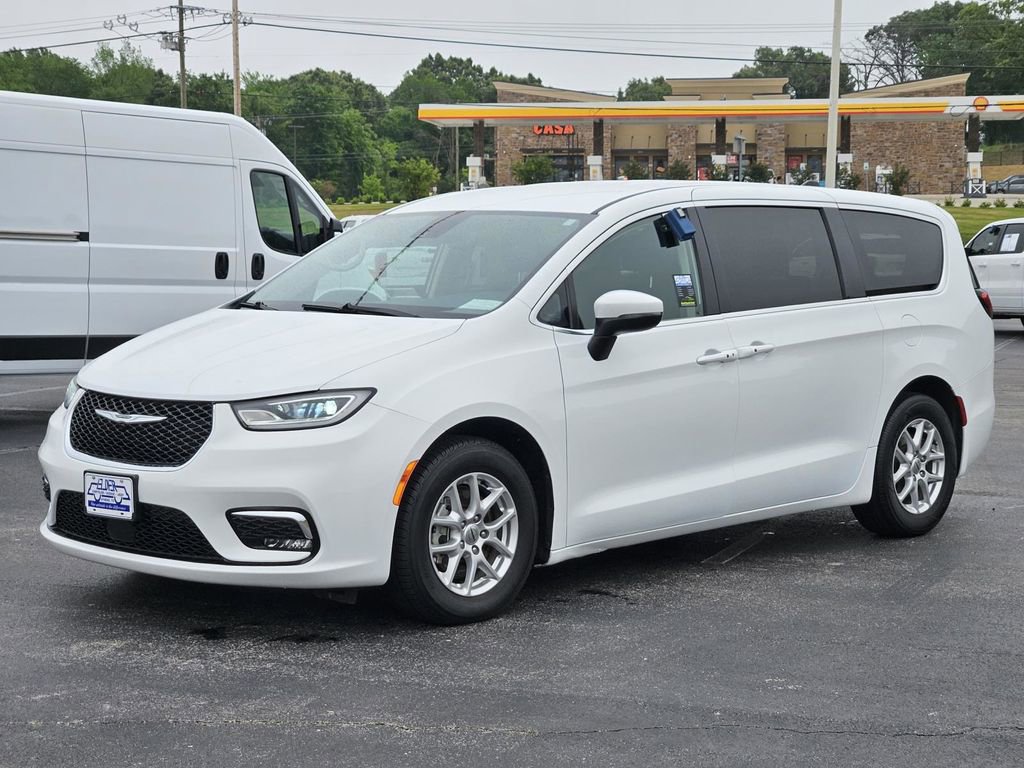 Used 2023 Chrysler Pacifica Touring-L FWD image 3