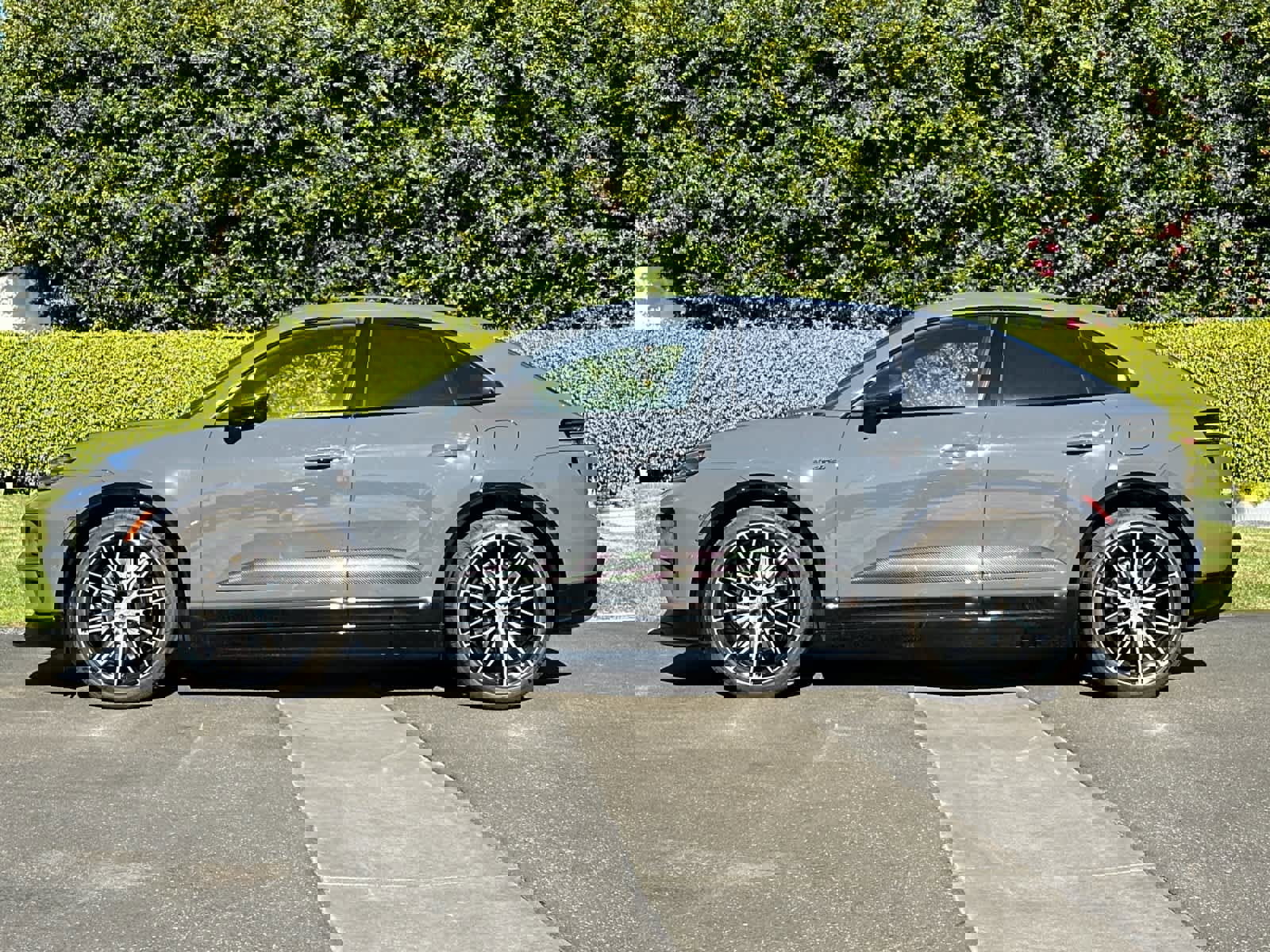 New 2025 Porsche Macan Turbo Electric image 2