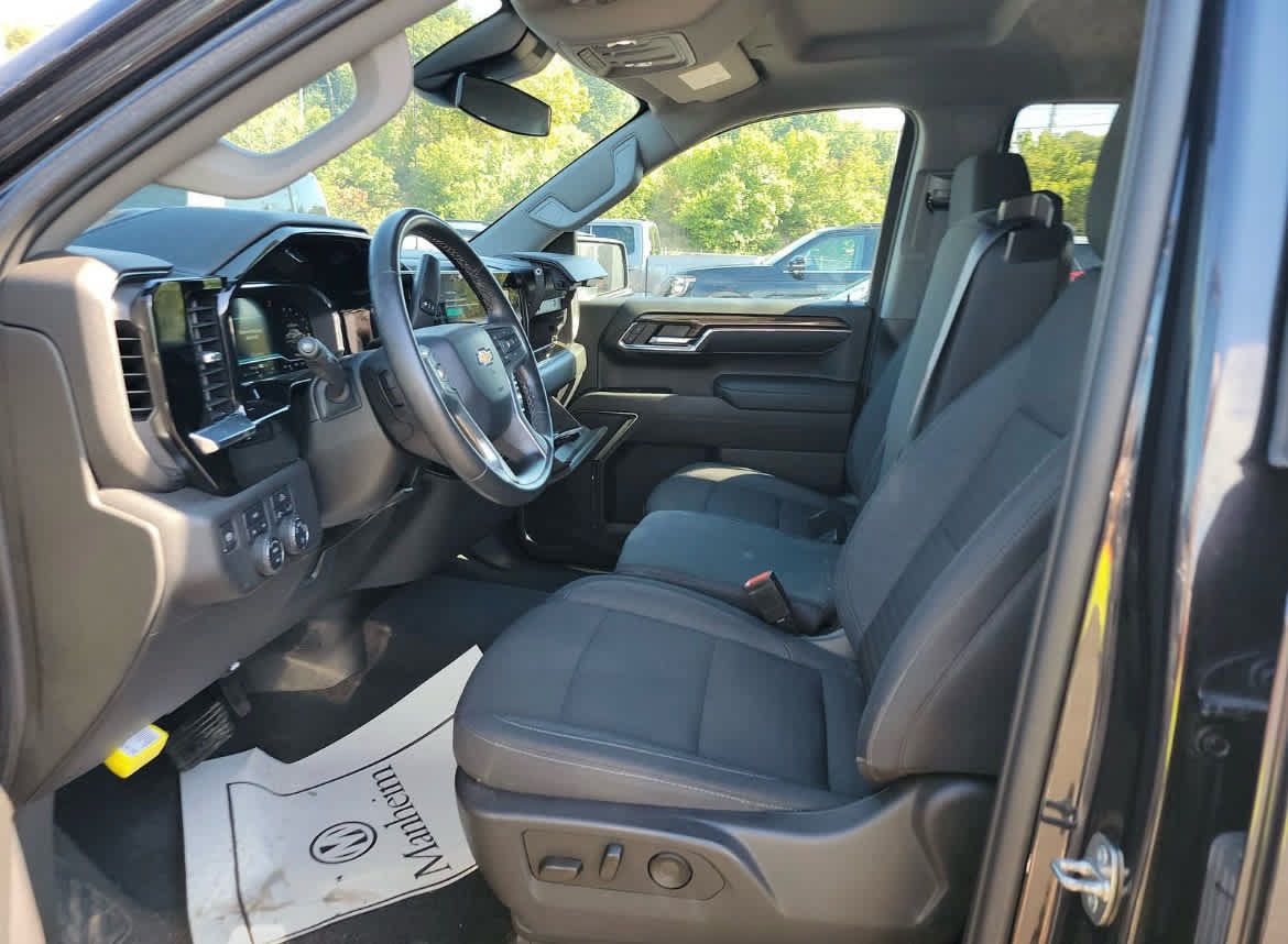 Used 2024 Chevrolet Silverado 1500 LT AWD/4WD image 6