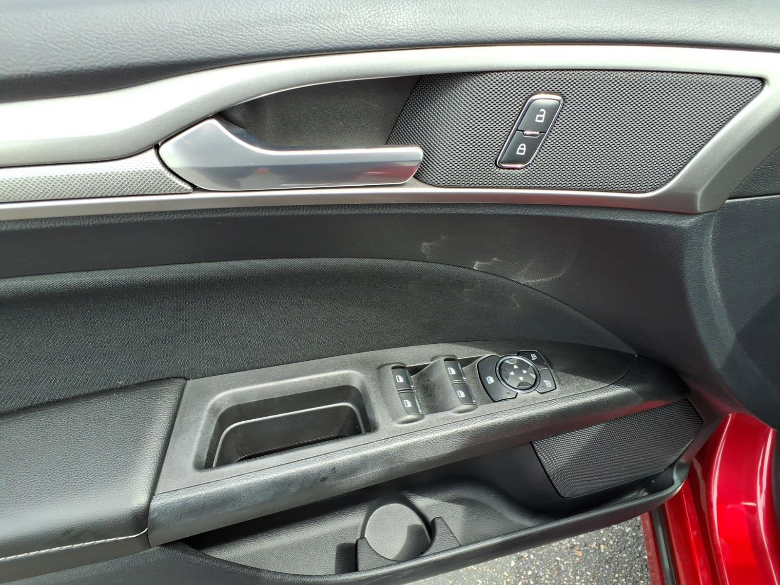 Used 2020 Ford Fusion SE AWD/4WD image 12