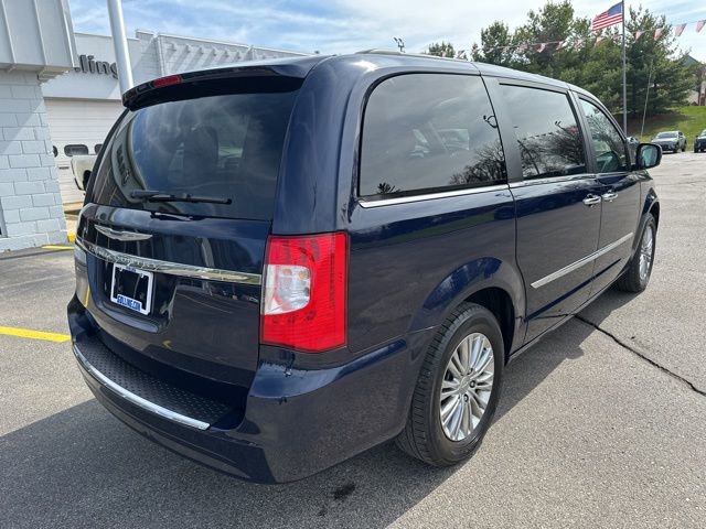 Used 2016 Chrysler Town & Country Touring-L w/ Driver Convenience Group image 3