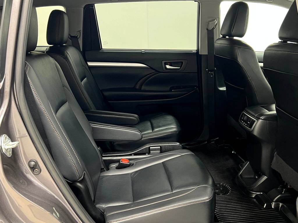 Used 2019 Toyota Highlander XLE AWD/4WD image 34