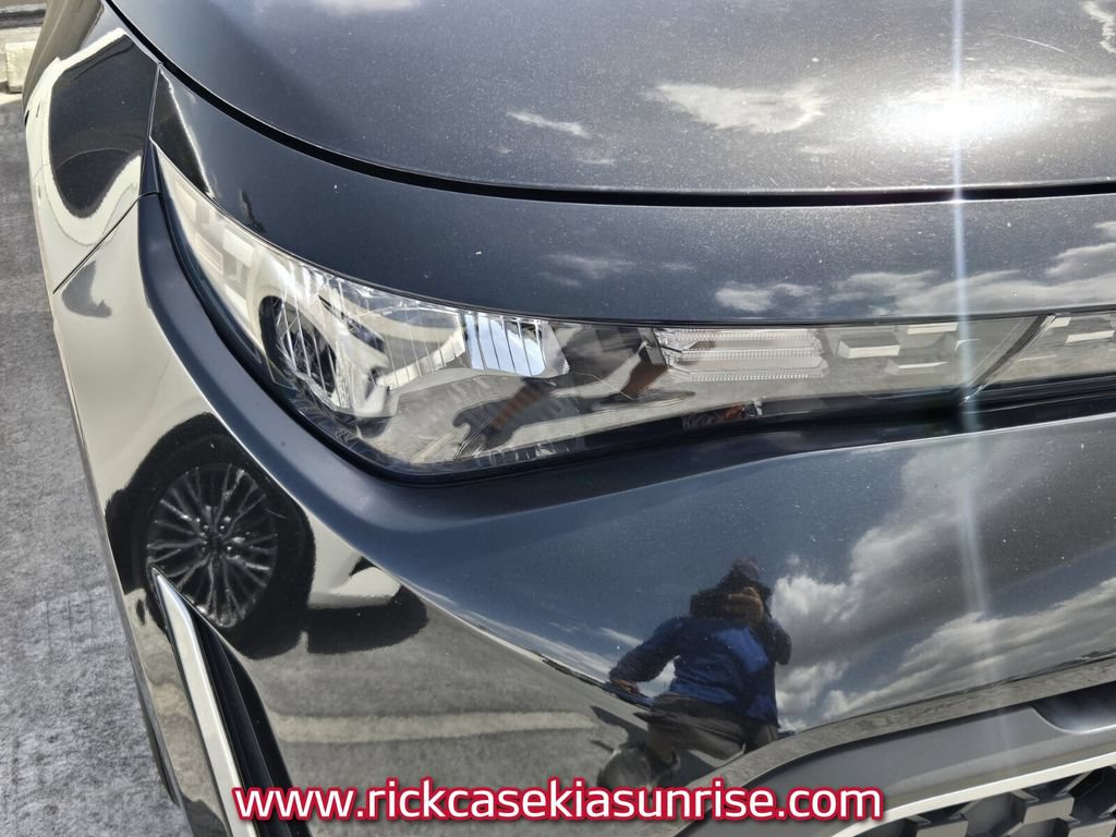 Used 2023 Kia Soul LX w/ Option Group 015 FWD image 4