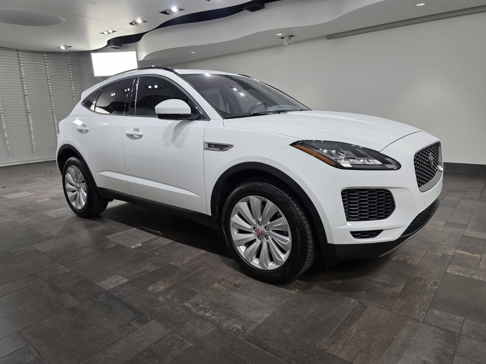 Used 2020 Jaguar E-PACE SE image 23