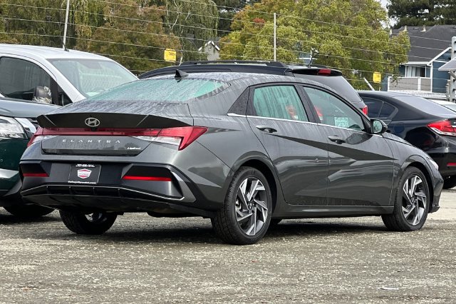 Used 2025 Hyundai Elantra Limited FWD image 5