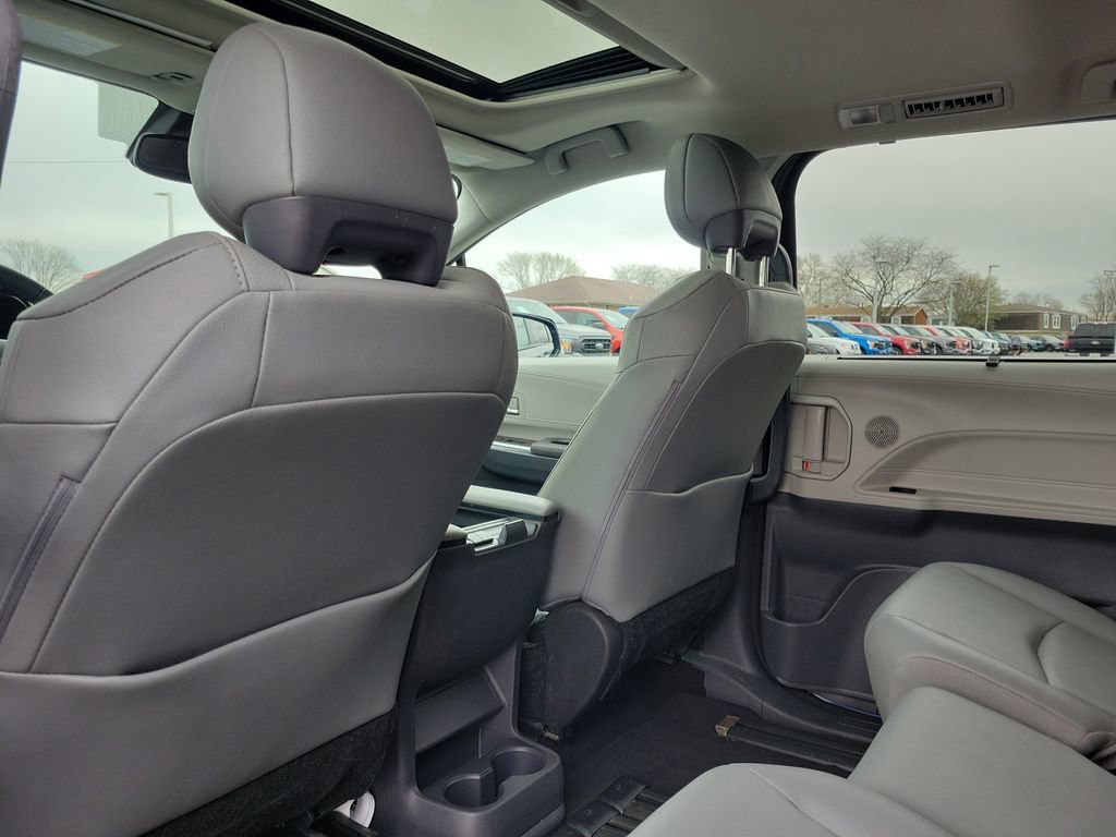 Used 2022 Toyota Sienna XLE image 16