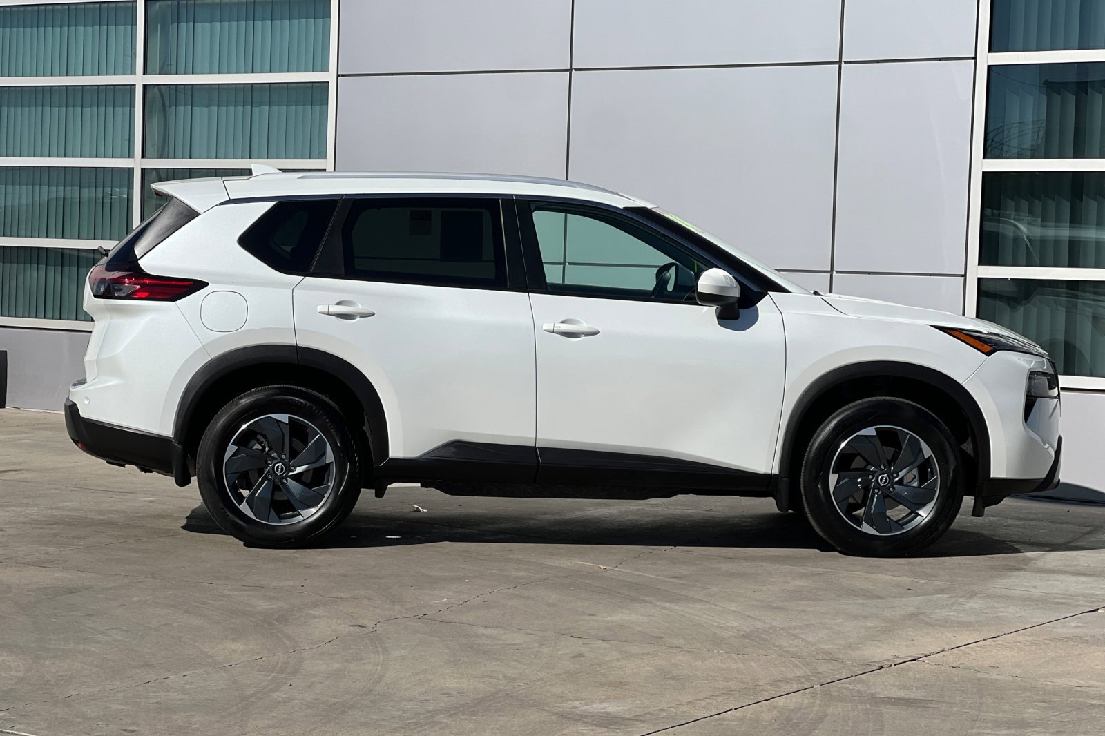 Used 2024 Nissan Rogue SV w/ SV Premium Package image 3